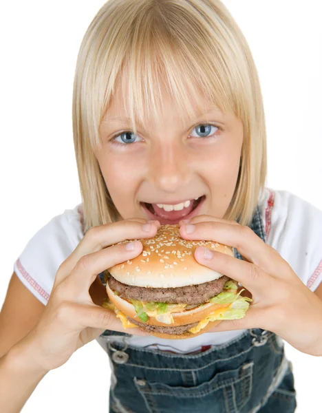 ハンバーガーを食べて幸せな女の子 — ストック写真