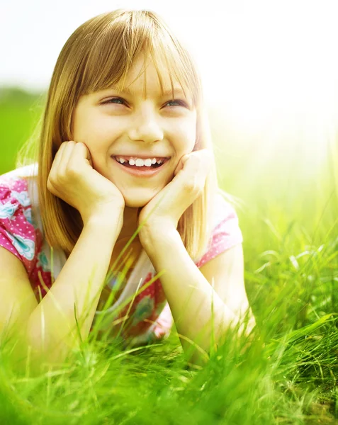 Criança feliz ao ar livre — Fotografia de Stock