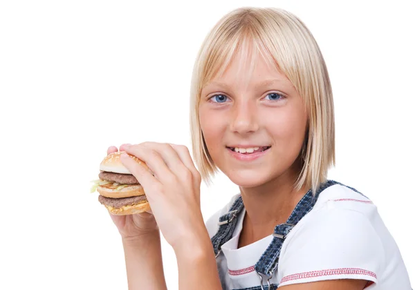 Glad liten flicka äter hamburgare — Stockfoto