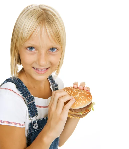 Glad liten flicka äter hamburgare — Stockfoto