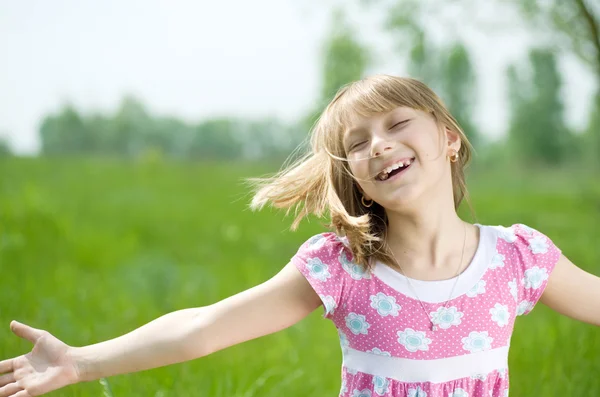 Счастливая маленькая девочка под открытым небом — стоковое фото