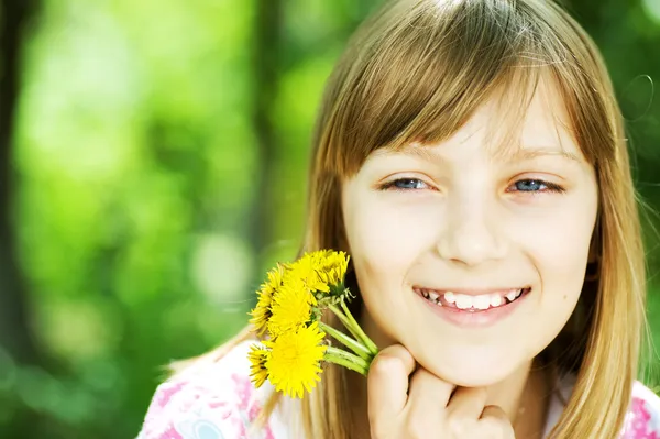 Sonriente niña al aire libre — Foto de Stock