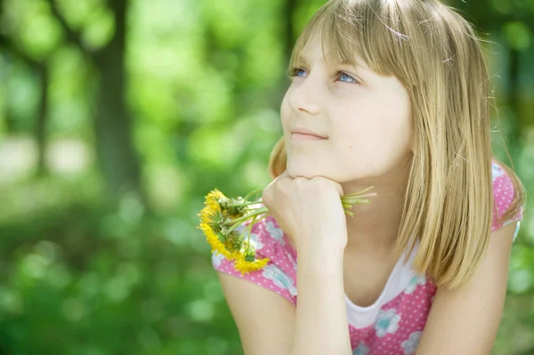 Feliz niña al aire libre — Foto de Stock