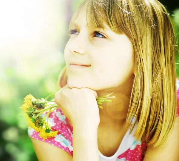 Sonriente niña al aire libre —  Fotos de Stock