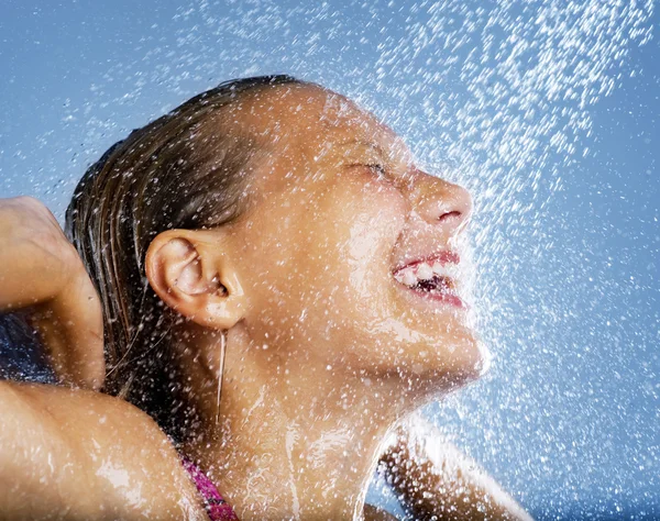 Девочка-подросток принимает душ. Ванна . — стоковое фото