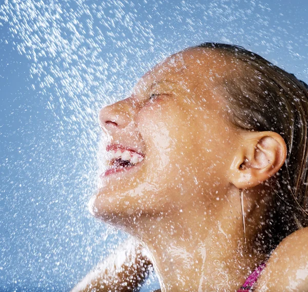 Šťastná dívka osprchování. Vana — Stock fotografie