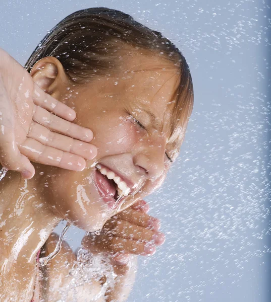 Teenager-Mädchen unter der Dusche. Bad. — Stockfoto