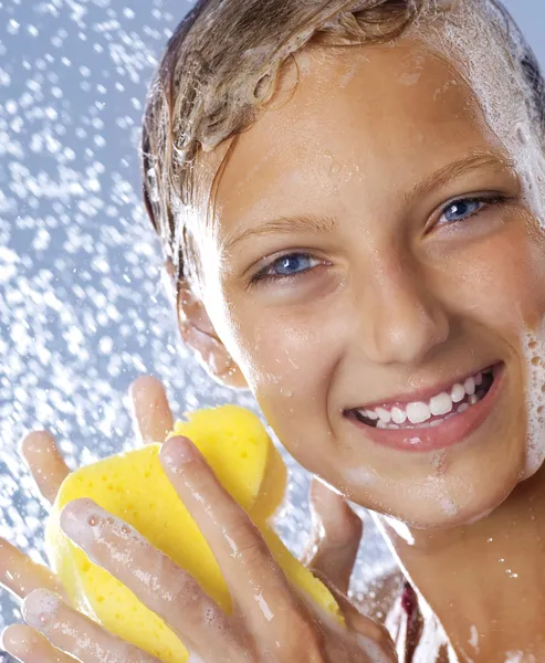 10 代の女の子がシャワーを浴びています。bathing.washing — ストック写真