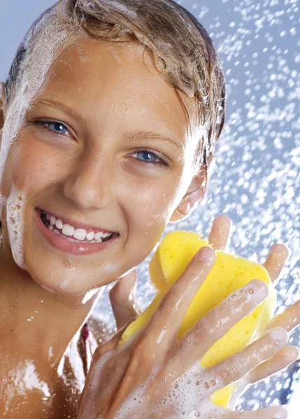 Ragazza adolescente che fa la doccia. Bagno. Lavaggio — Foto Stock