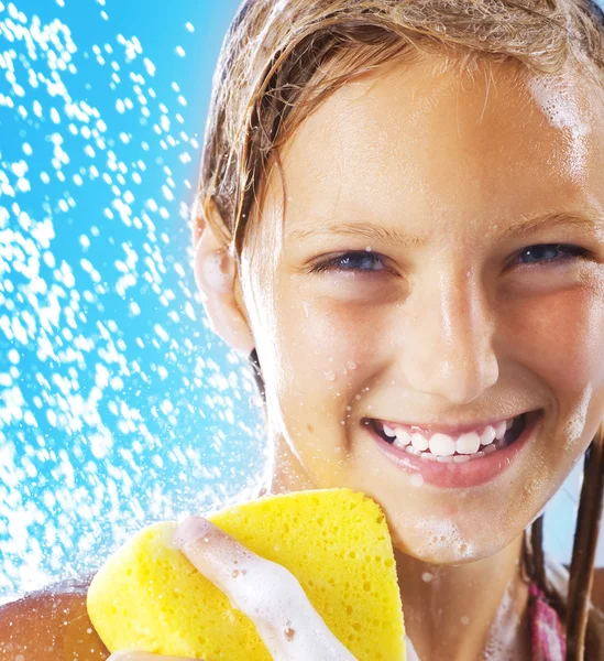 Teenager-Mädchen unter der Dusche. Baden. — Stockfoto