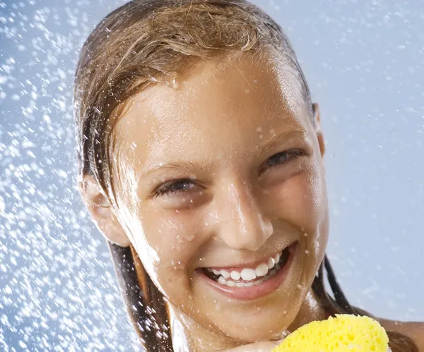 행복 한 십 대 소녀 복용 샤워입니다. 목욕입니다. 건강 한 Skin.Washing — 스톡 사진