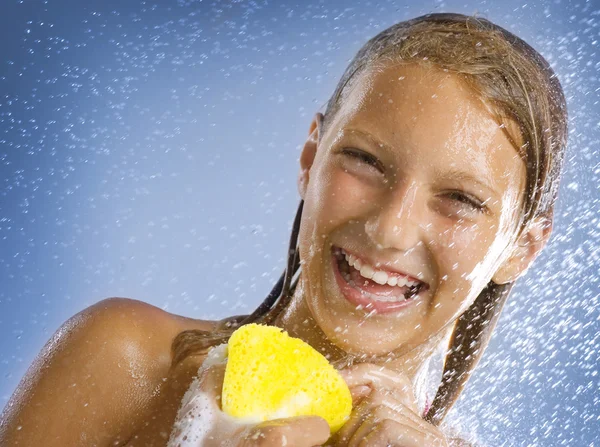 Adolescente prenant une douche. Bain . — Photo