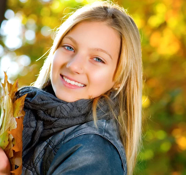Hermosa chica adolescente divirtiéndose en el parque de otoño. Al aire libre —  Fotos de Stock