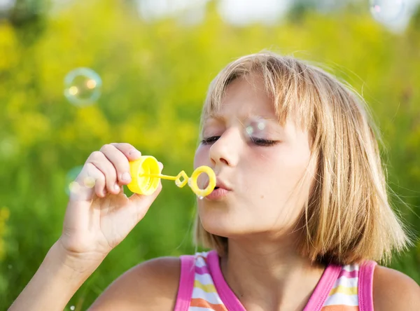 Bambina soffiando bolle di sapone — Foto Stock