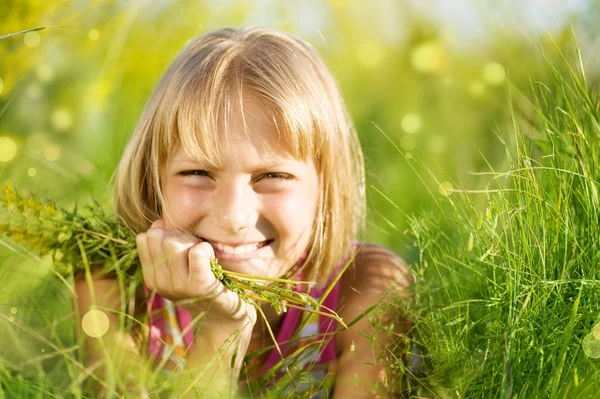 美丽的夏天的小女孩在草丛中的肖像 — 图库照片