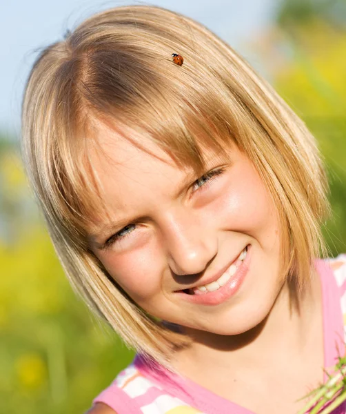 Menina de verão com joaninha em seu cabelo — Fotografia de Stock