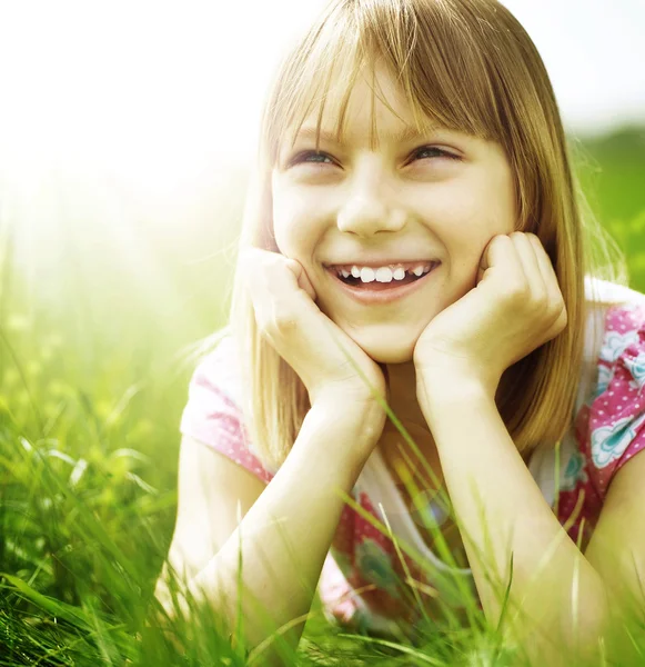 Szczęśliwy mała dziewczyna odkryty — Zdjęcie stockowe