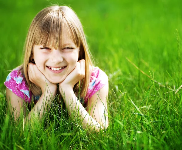 Niño feliz al aire libre — Foto de Stock