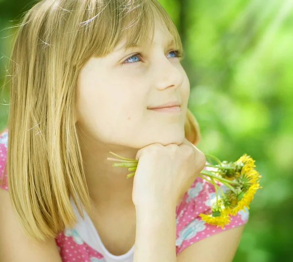 Piękny mały portret Happy Girl Outdoor — Zdjęcie stockowe