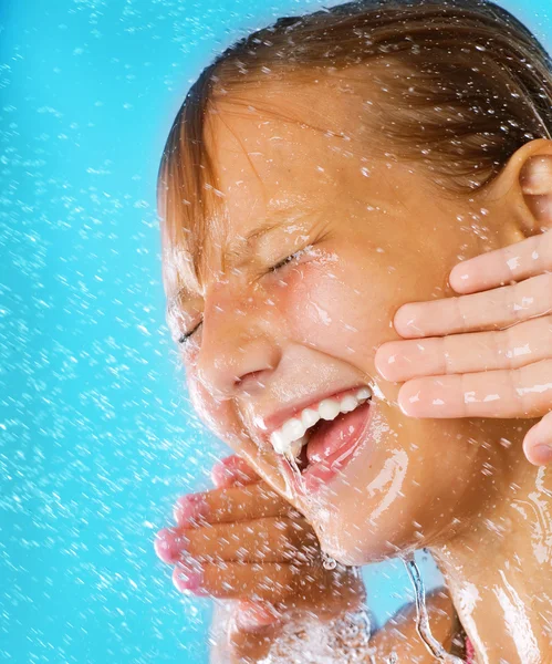 Glückliches junges Mädchen unter der Dusche. Bad — Stockfoto