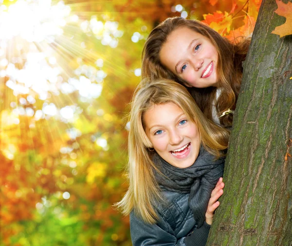 Krásné mladé dívky baví v podzimním parku .outdoor — Stock fotografie