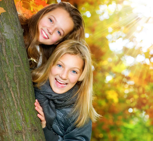 Meninas adolescentes bonitas se divertindo no parque de outono .Outdoor — Fotografia de Stock