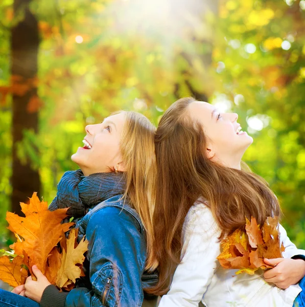 Hermosas chicas adolescentes caminando en Autumn Park. Al aire libre —  Fotos de Stock