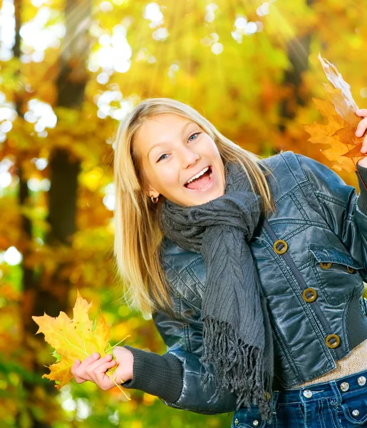 Bella ragazza adolescente che si diverte in autunno Park .Outdoor — Foto Stock