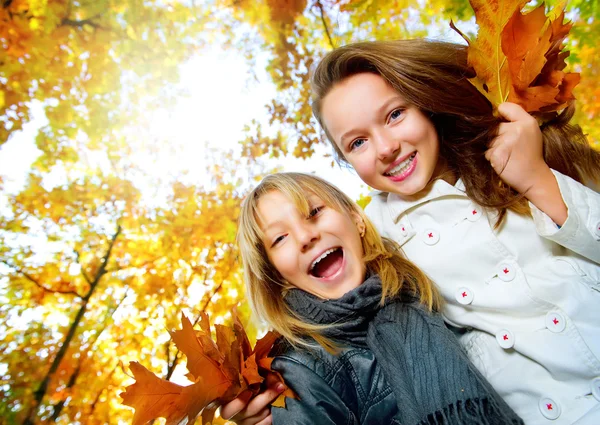 Krásné mladé dívky baví v podzimním parku .outdoor — Stock fotografie