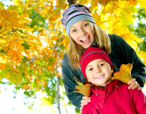 Szczęśliwy kids parku jesień — Zdjęcie stockowe