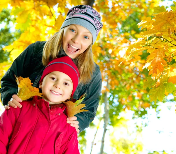 Glückliche Kinder im Herbstpark — Stockfoto
