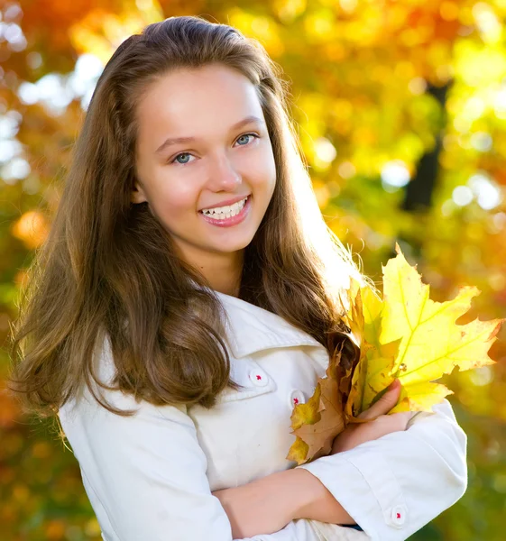 Krásná dospívající dívka v podzimním parku — Stock fotografie