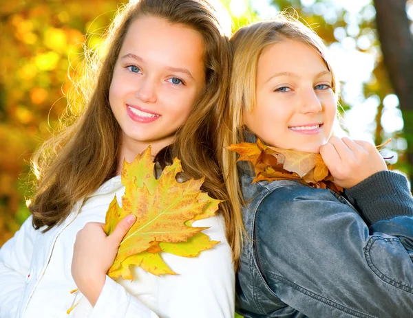 Hermosas chicas adolescentes divirtiéndose en el Parque de Otoño. Al aire libre —  Fotos de Stock