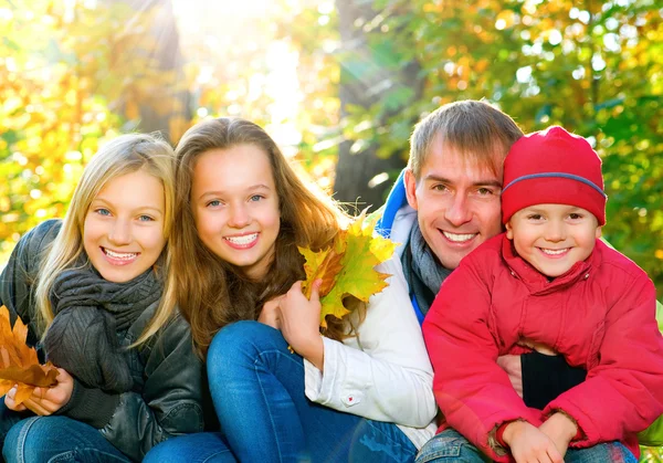 Bonne grande famille avec des enfants marchant dans le parc d'automne . — Photo