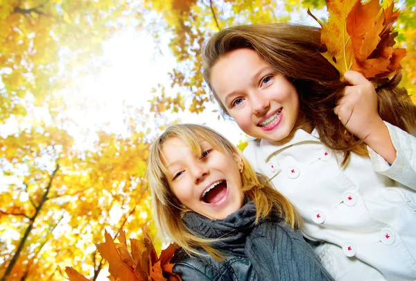Güzel genç kızlar eğleniyor sonbaharda .outdoor park — Stok fotoğraf