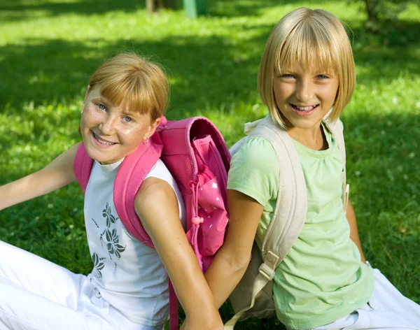 Счастливые школьницы в парке — стоковое фото
