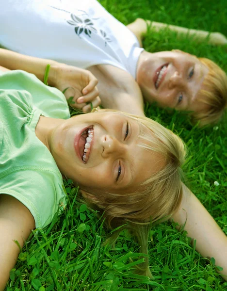 Glada barn utomhus — Stockfoto