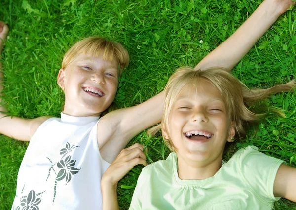 Enfants heureux en plein air — Photo