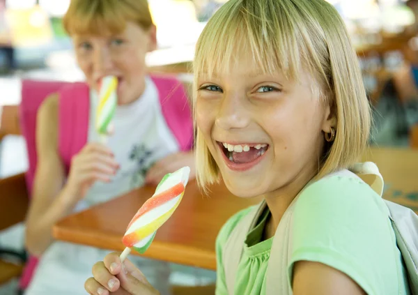 아이스크림을 먹는 행복 한 여 학생 — 스톡 사진