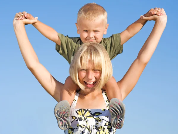 Glada barn. syster och bror utomhus — Stockfoto
