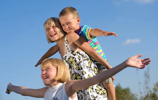 Niños felices al aire libre —  Fotos de Stock