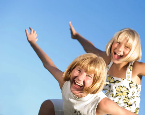 Irmãs felizes ao ar livre — Fotografia de Stock