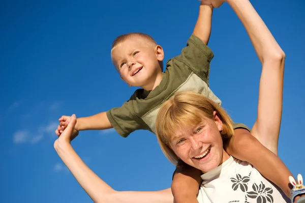 Des enfants heureux. Soeur et frère extérieur — Photo