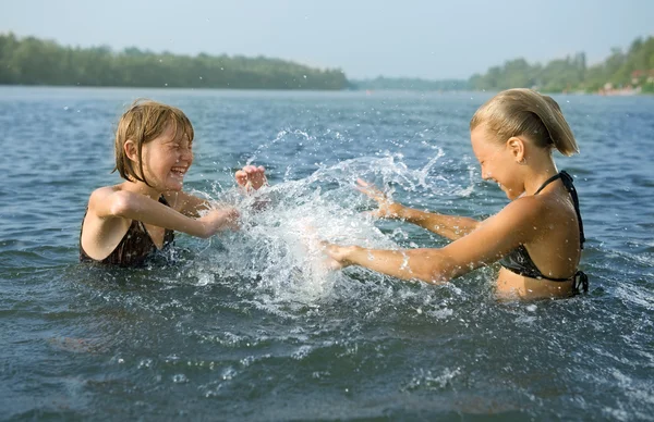 Happy Little Girls se divertindo em uma praia — Fotografia de Stock