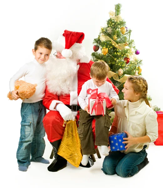 Weihnachtsmann schenkt Kindern Weihnachtsgeschenke — Stockfoto