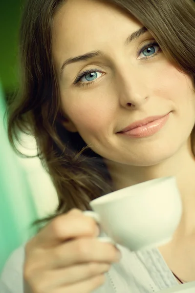 Güzel genç bayan kahve içiyor. — Stok fotoğraf