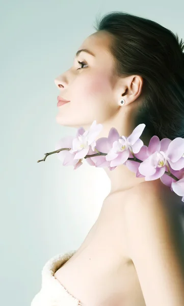 Mooie vrouw en orchid — Stockfoto