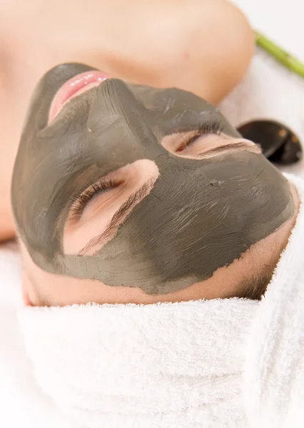 Havet Mud Mask på kvinnans ansikte. Spa — Stockfoto