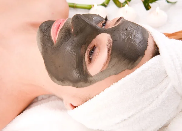 Θάλασσα λάσπη μάσκα στο πρόσωπό της γυναίκας. Σπα — Φωτογραφία Αρχείου