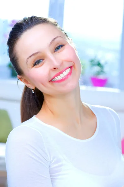 Gelukkig jonge vrouw portret. glimlach — Stockfoto
